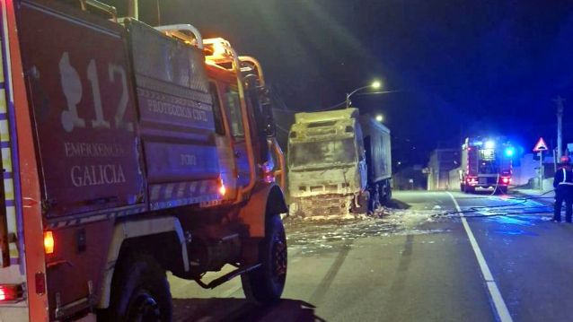Incendio de un camión en Samieira