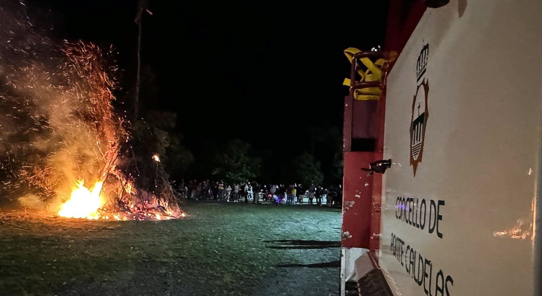 Coche bomba de Ponte Caldelas ante una hoguera de San Xoán