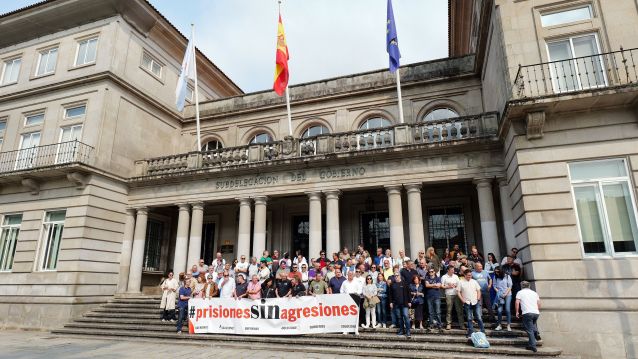 Protesta de funcionarios de la prisión de A Lama en la Subdelegación