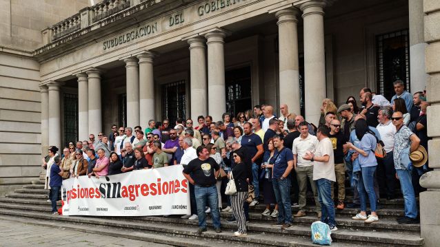 Concentración de funcionarios de prisión denunciando agresiones en A Lama