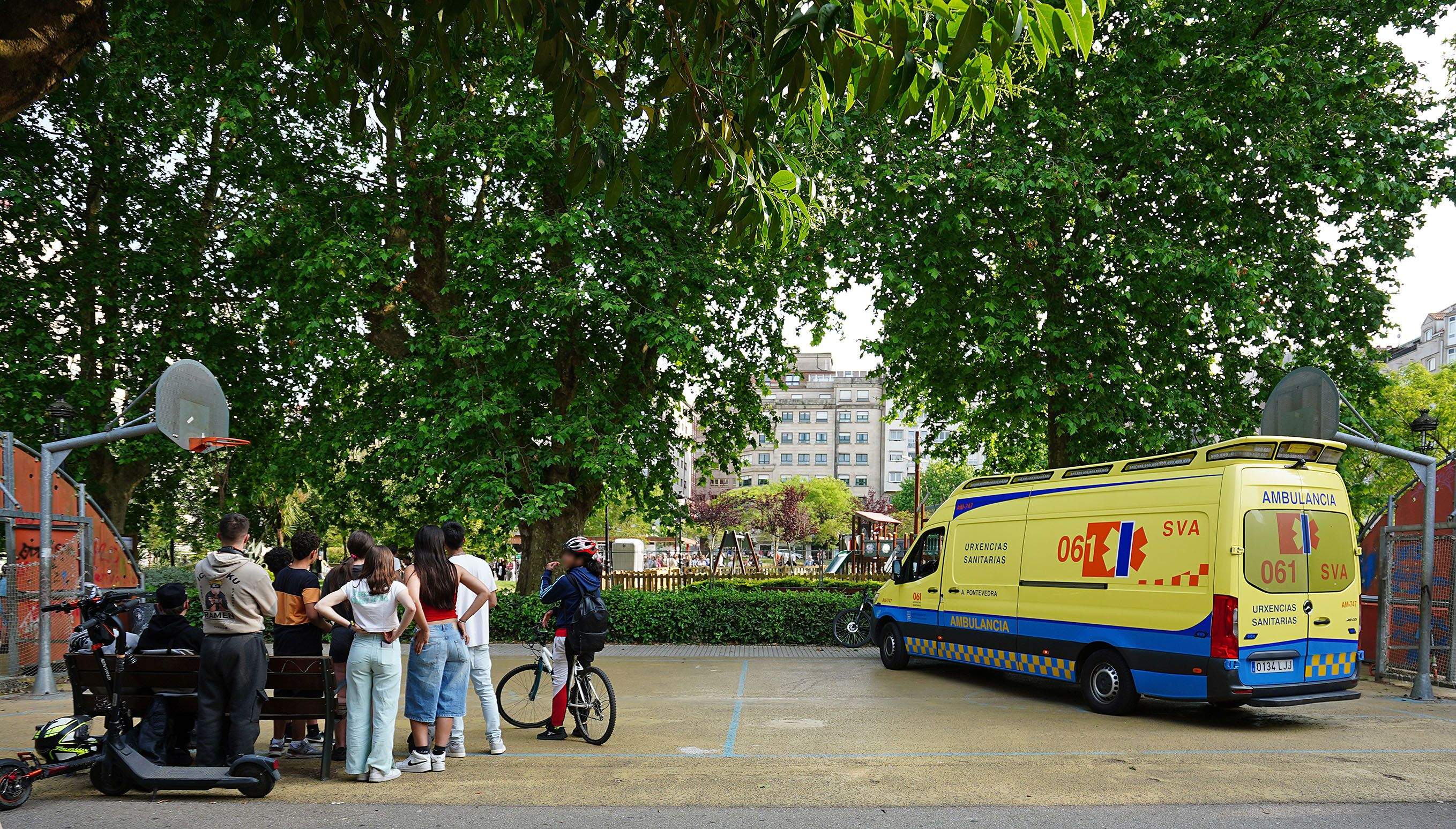 Ambulancia na praza de Barcelos para atender os feridos na pelexa