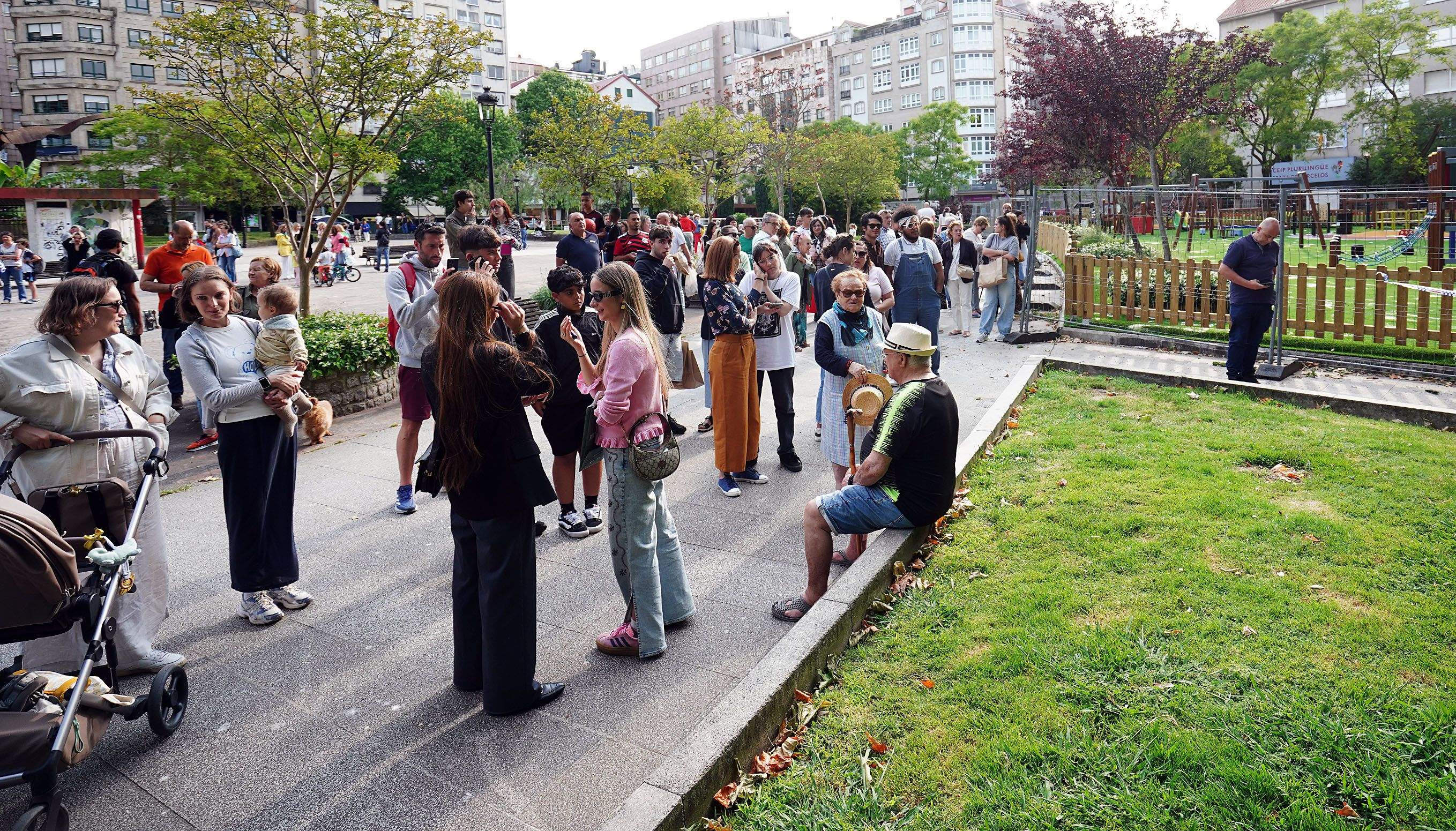Persoas na praza de Barcelos tras a pelexa