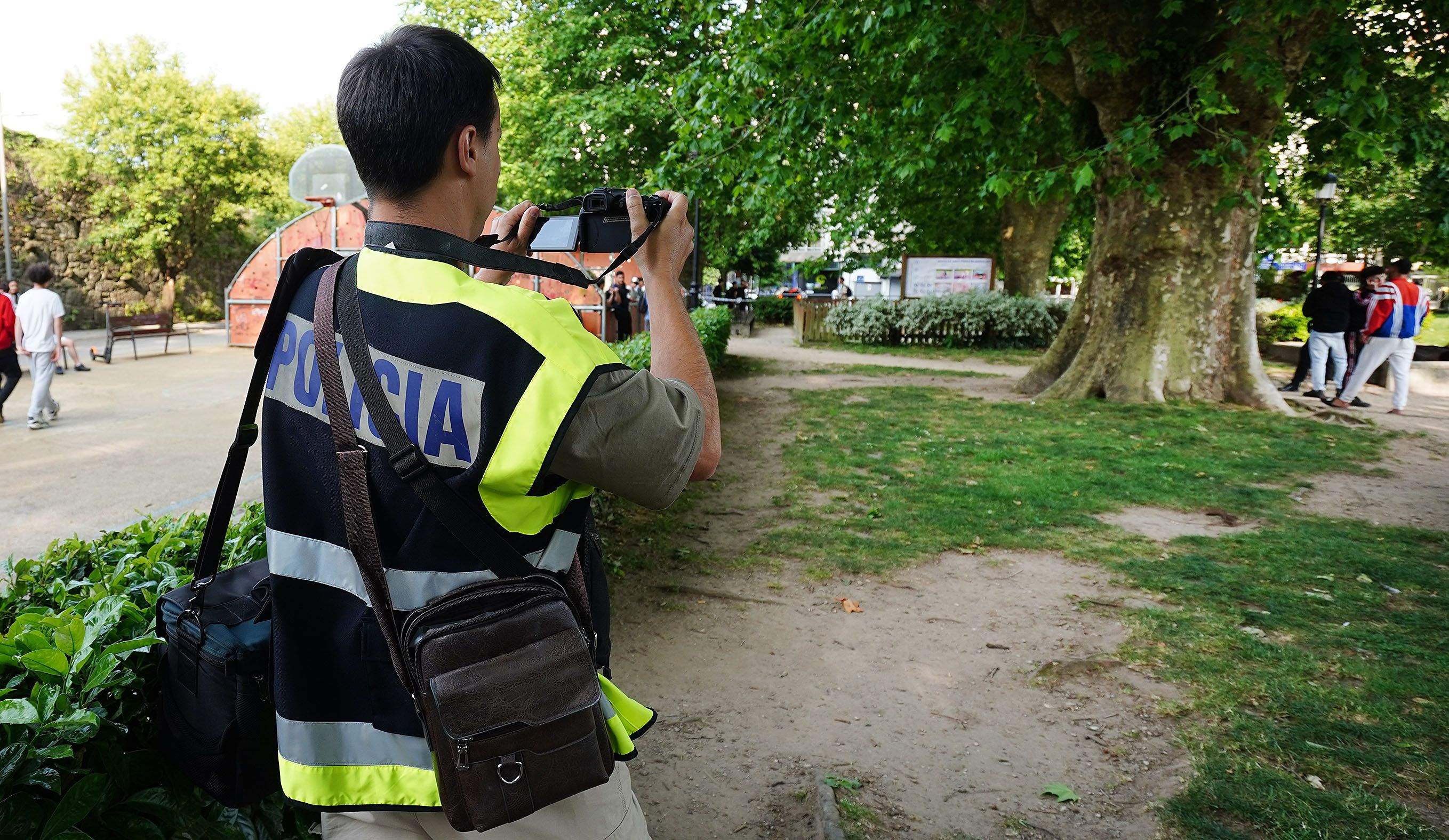 Un policía recollendo información na zona onde se producía a tentativa de homicidio