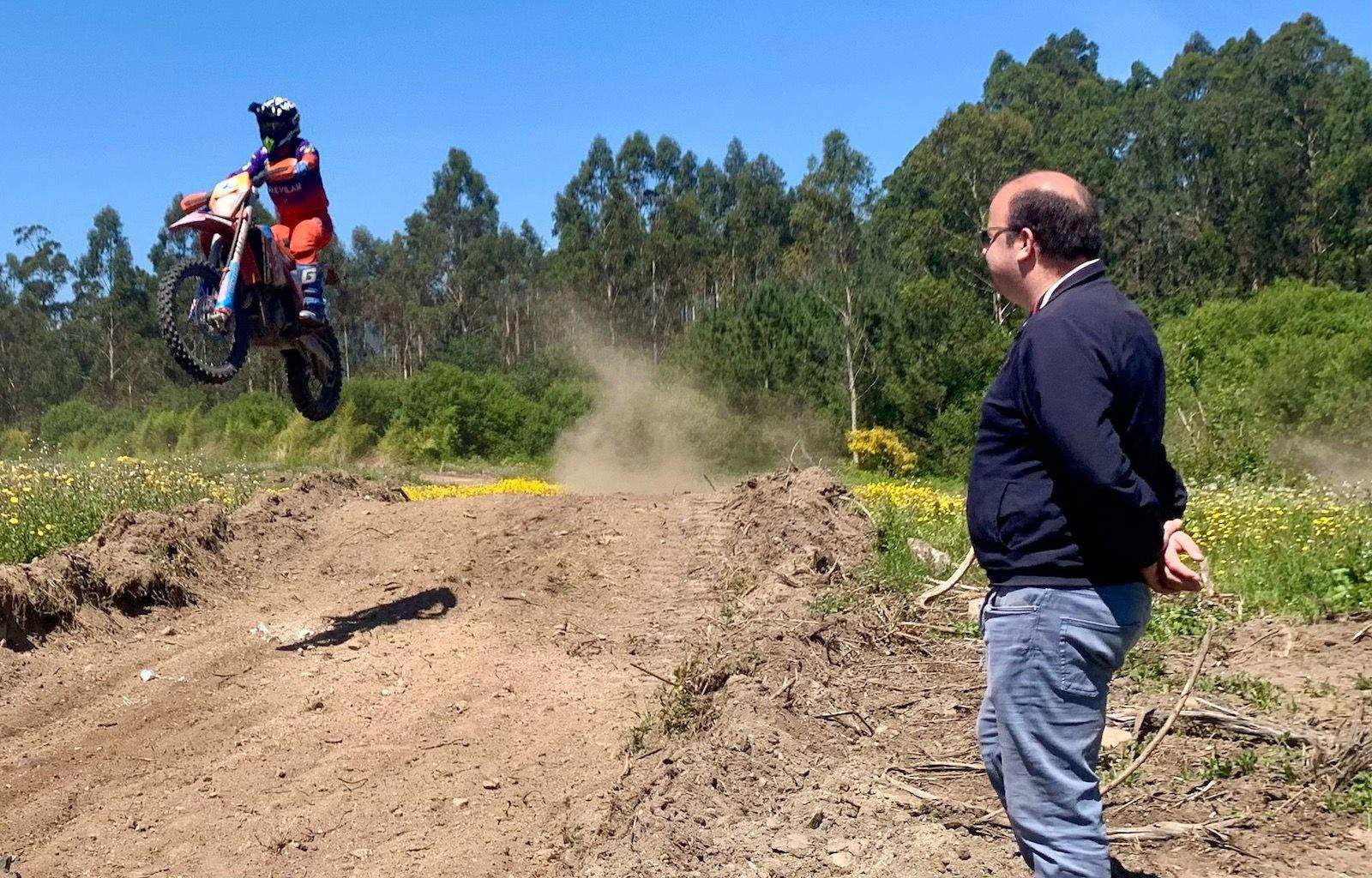 Manuel Fariña nos terrenos do futuro circuíto de motocrós