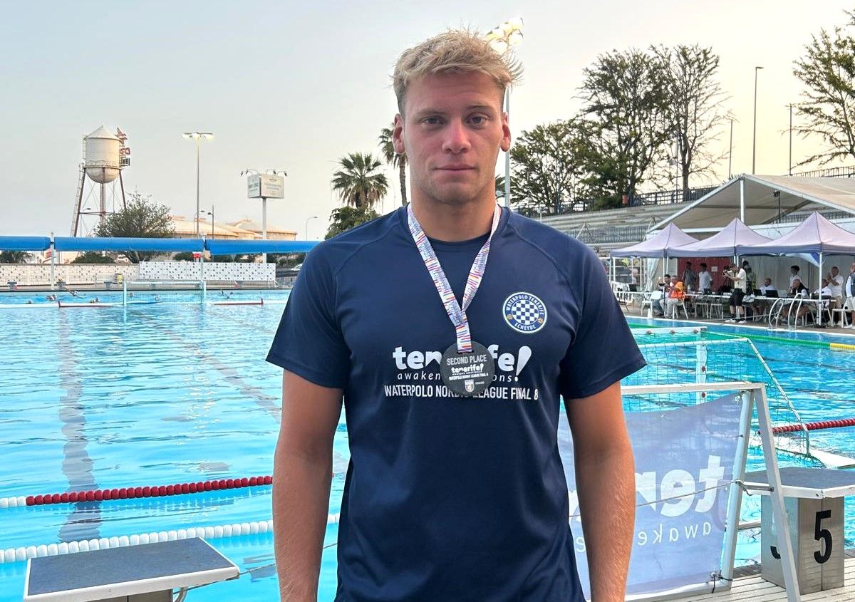 Álex Andión, coa medalla de prata da Nordic League de Waterpolo