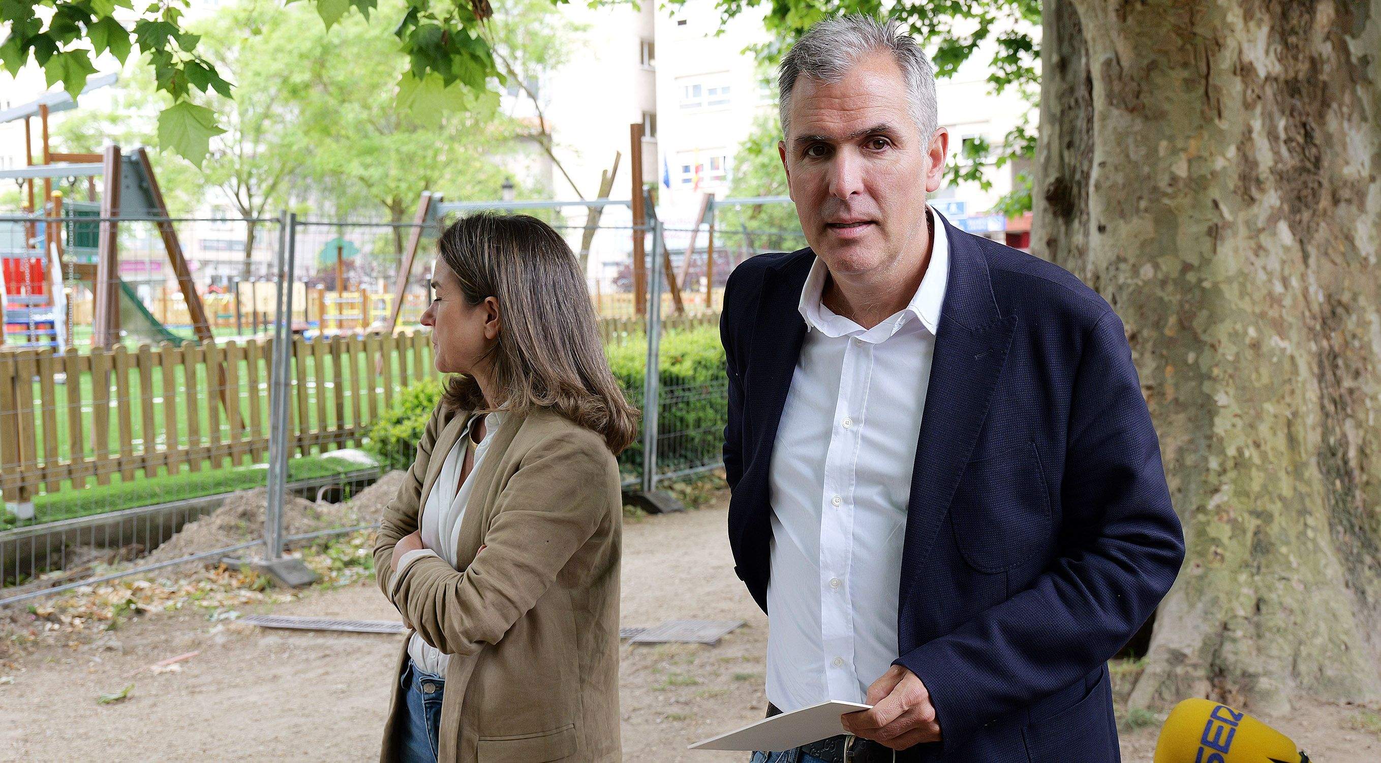 Pepa Pardo y Rafa Domínguez en el lugar de Barcelos donde se producía la pelea