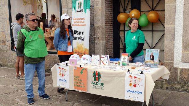 Mesa informativa de Alcer na praza de Ourense