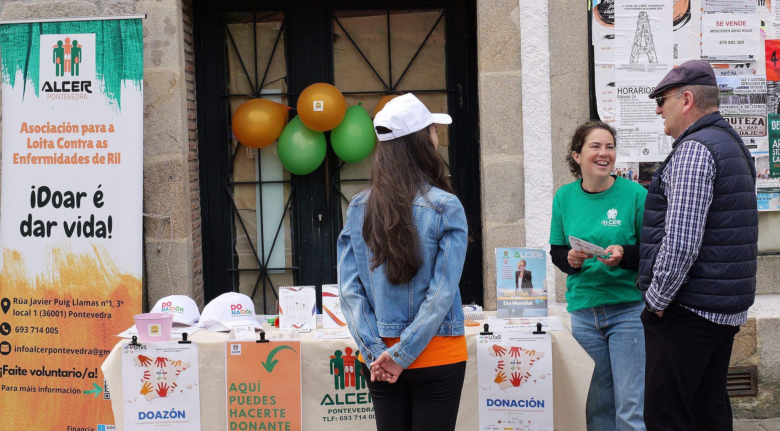 Nuria Cruz, presidenta de Alcer, habla con una persona interesada en la donación de órganos