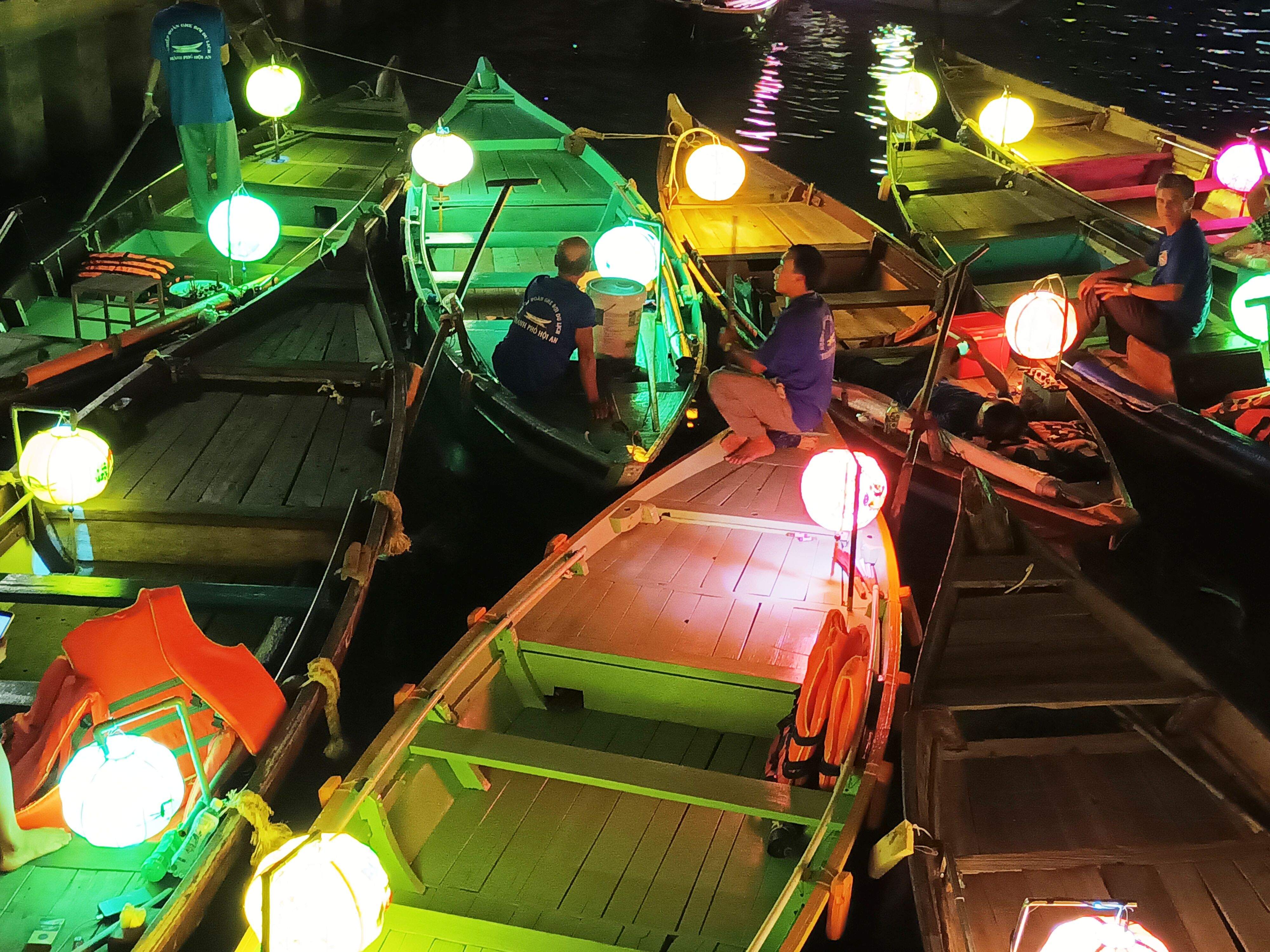 Lanchas no río Thu Bon
