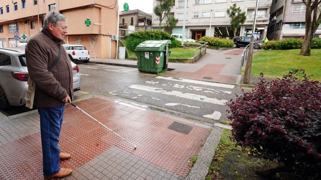 Javier Amaro señala con su bastón las diferencias en el firme que sirven de guía a las personas invidentes Javier Amaro señala con su bastón las diferencias en el firme que sirven de guía a las personas invidentes