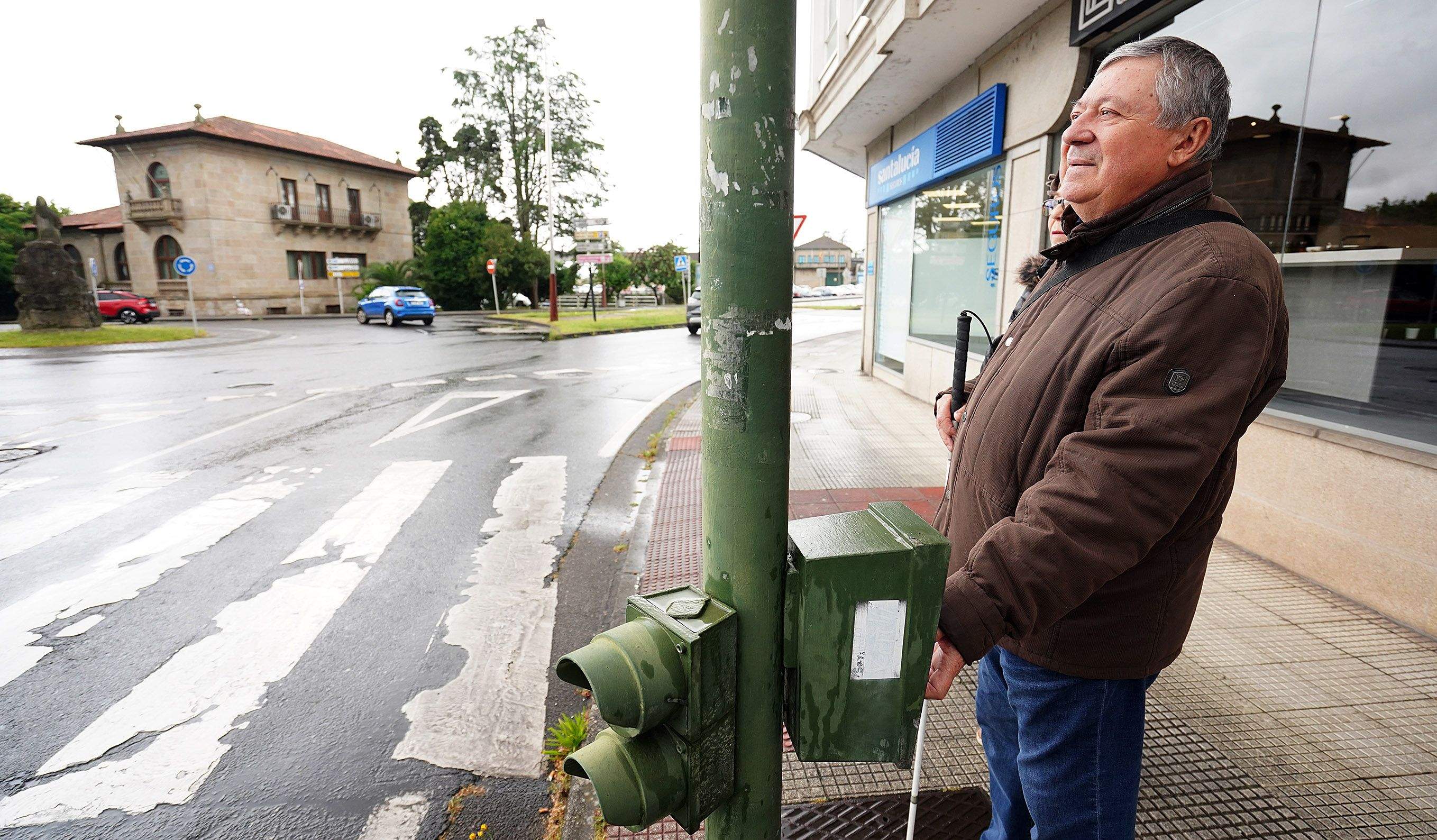 Javier Amaro tenta accionar o semáforo da parte baixa da rúa San Roque Javier Amaro tenta accionar o semáforo da parte baixa da rúa San Roque