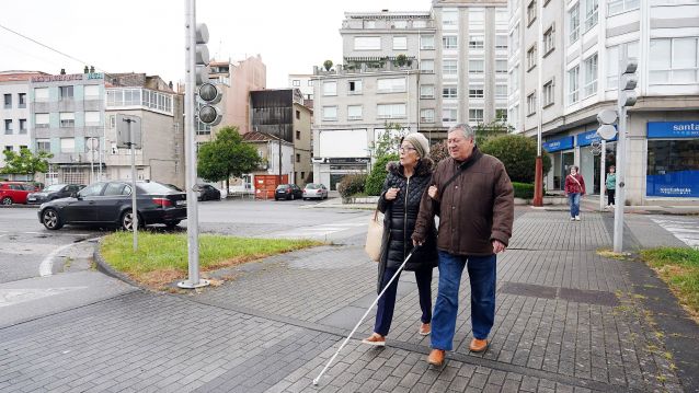 Carla y Javier cruzan el paso peatonal de la avenida de As Corbaceiras que carece de marcas guía en el firme para personas ciegas Carla y Javier cruzan el paso peatonal de la avenida de As Corbaceiras que carece de marcas guía en el firme para personas ciegas