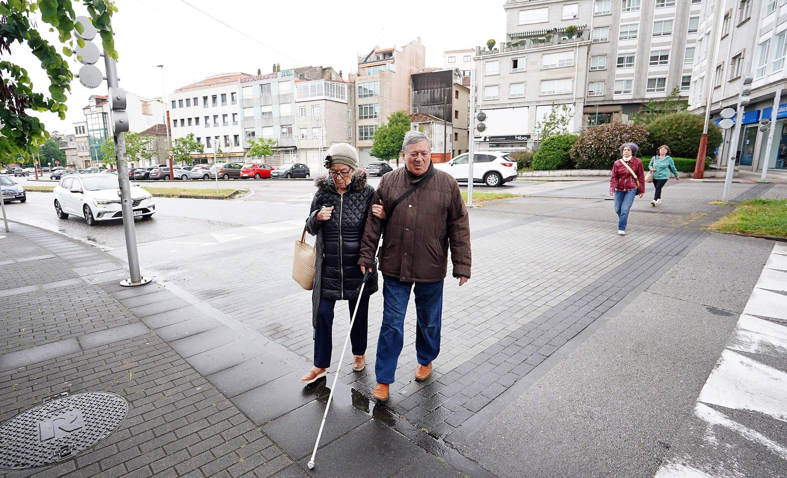 Carla e Javier no cruzamento da avenida das Corbaceiras cara ao paseo pola ría Carla e Javier no cruzamento da avenida das Corbaceiras cara ao paseo pola ría