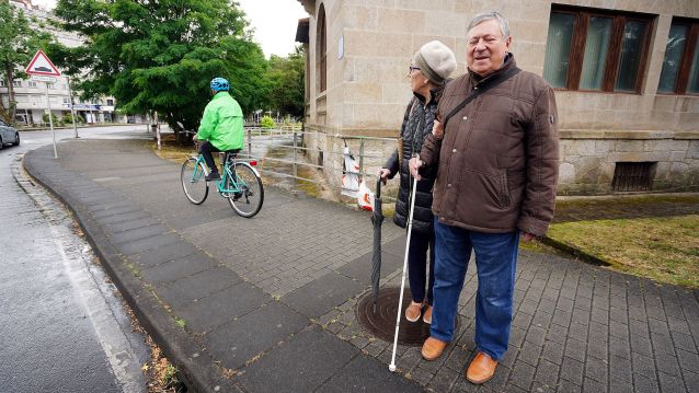 Ciclista circulando por la acera que a punto estuvo de atropellar a Javier Amaro Ciclista circulando por la acera que a punto estuvo de atropellar a Javier Amaro