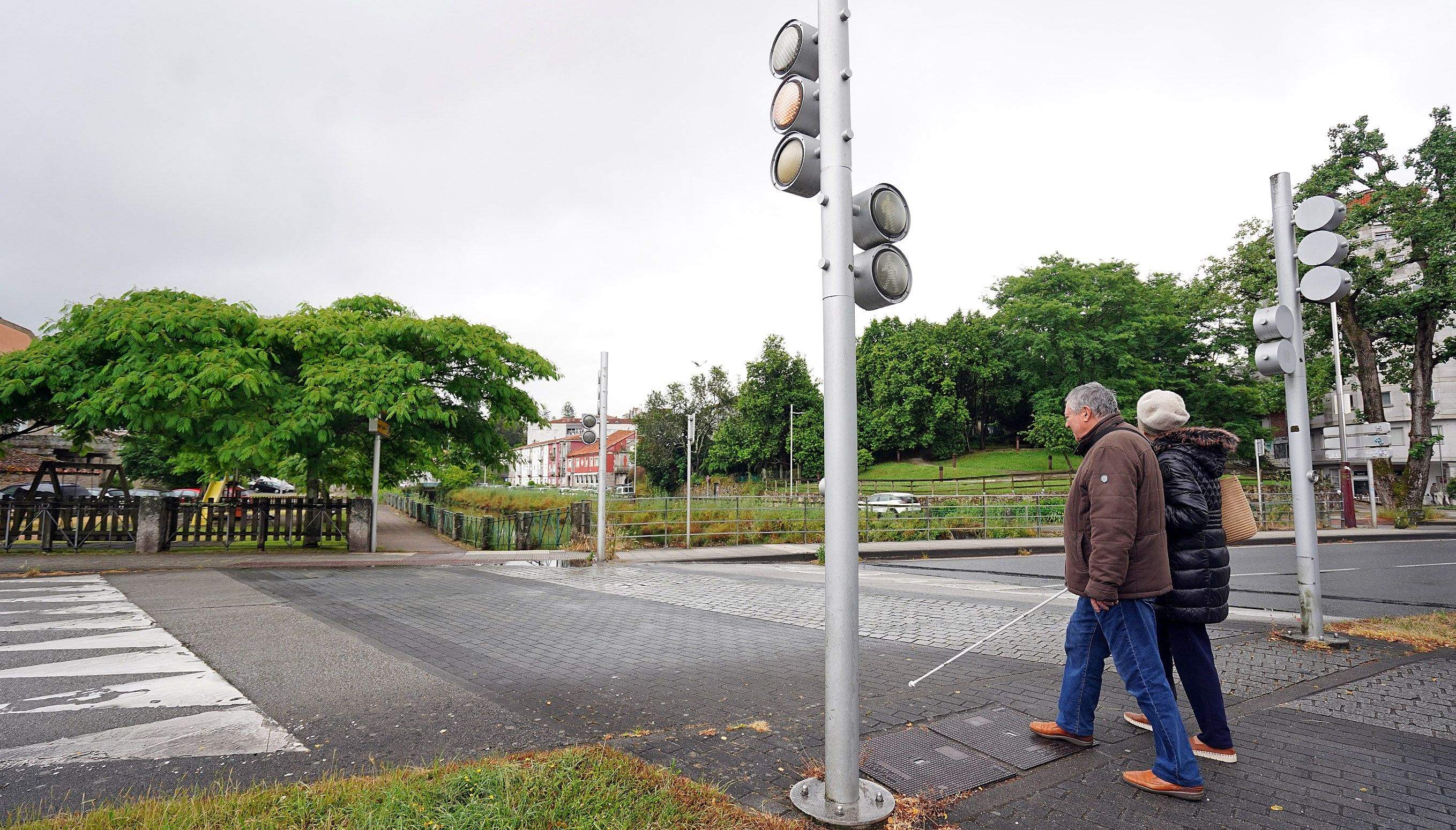 Javier e Carla cruzan os catro carrís da avenida de Marín despois do incidente cunha moto Javier e Carla cruzan os catro carrís da avenida de Marín despois do incidente cunha moto