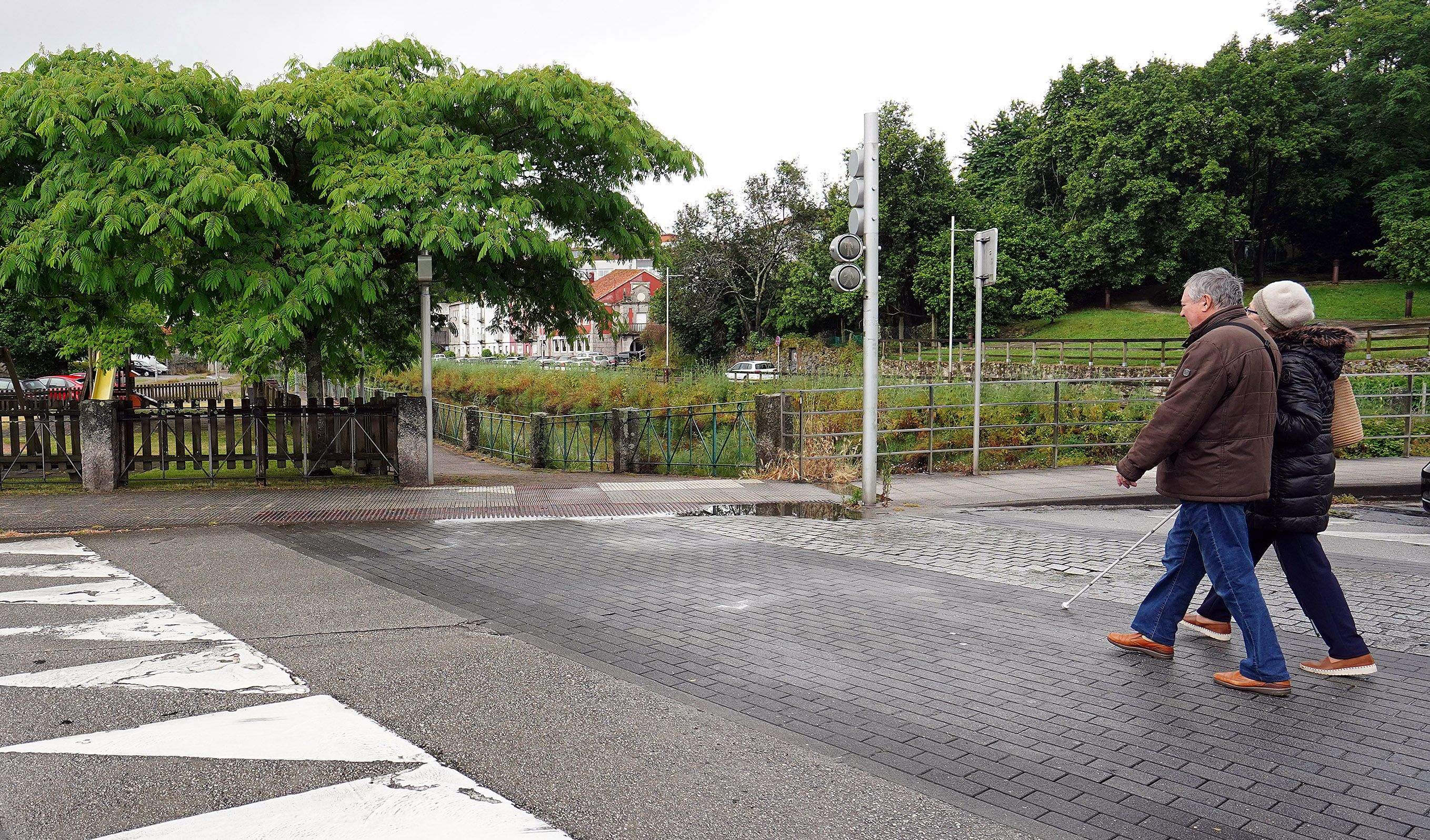 Os lastros do paso peonil da avenida de Marín non sirven de guía para persoas invidentes Os lastros do paso peonil da avenida de Marín non sirven de guía para persoas invidentes