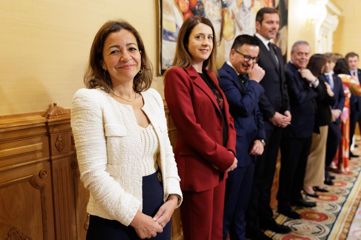 Marta Villaverde, acompañada por varios de sus compañeros de gobierno