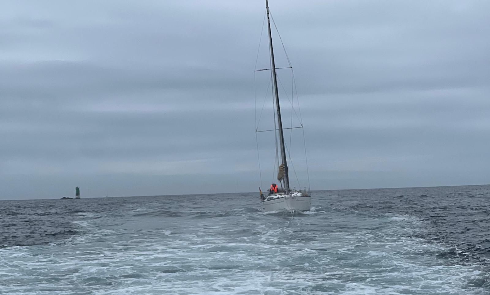Velero á deriva no Grove