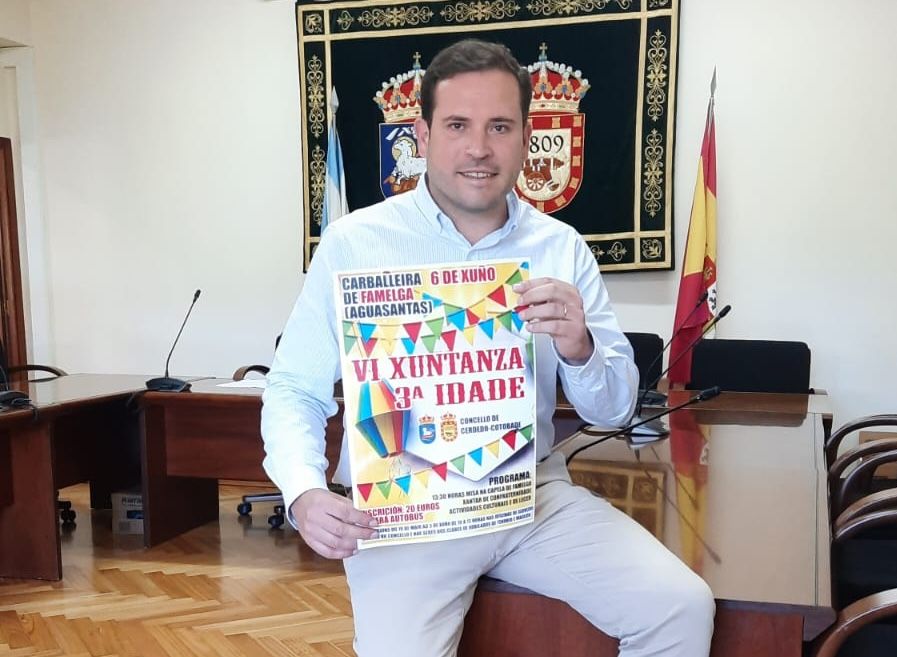 Jorge Cubela, con el cartel de la Xuntanza da Terceira Idade