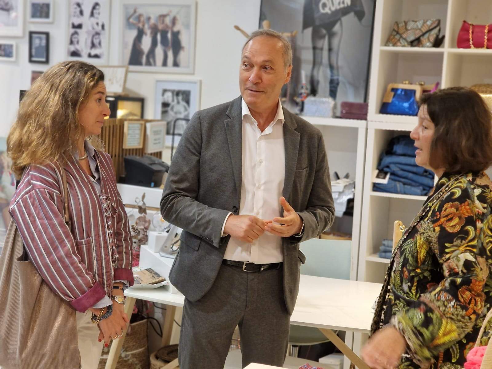 Agustín Reguera visita un establecimiento adherido a los Bonos Activa Comercio
