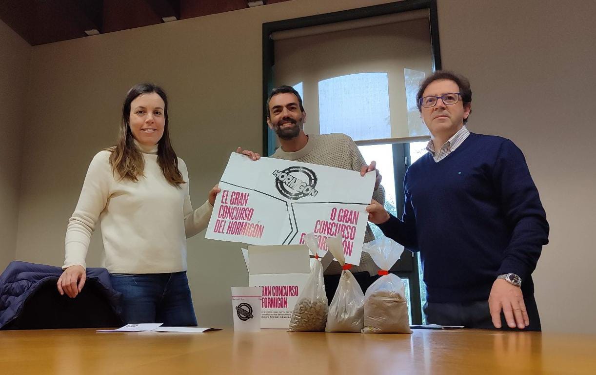 Equipo del Coatpo con los carteles del concurso