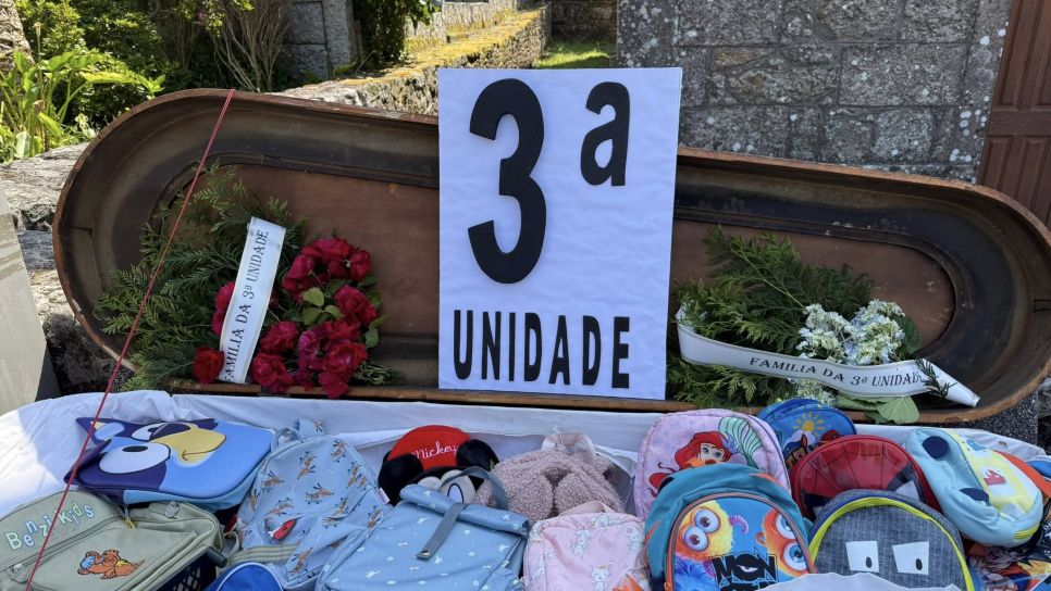 Féretro con mochilas da comunidade educativa do CEIP San Clemente