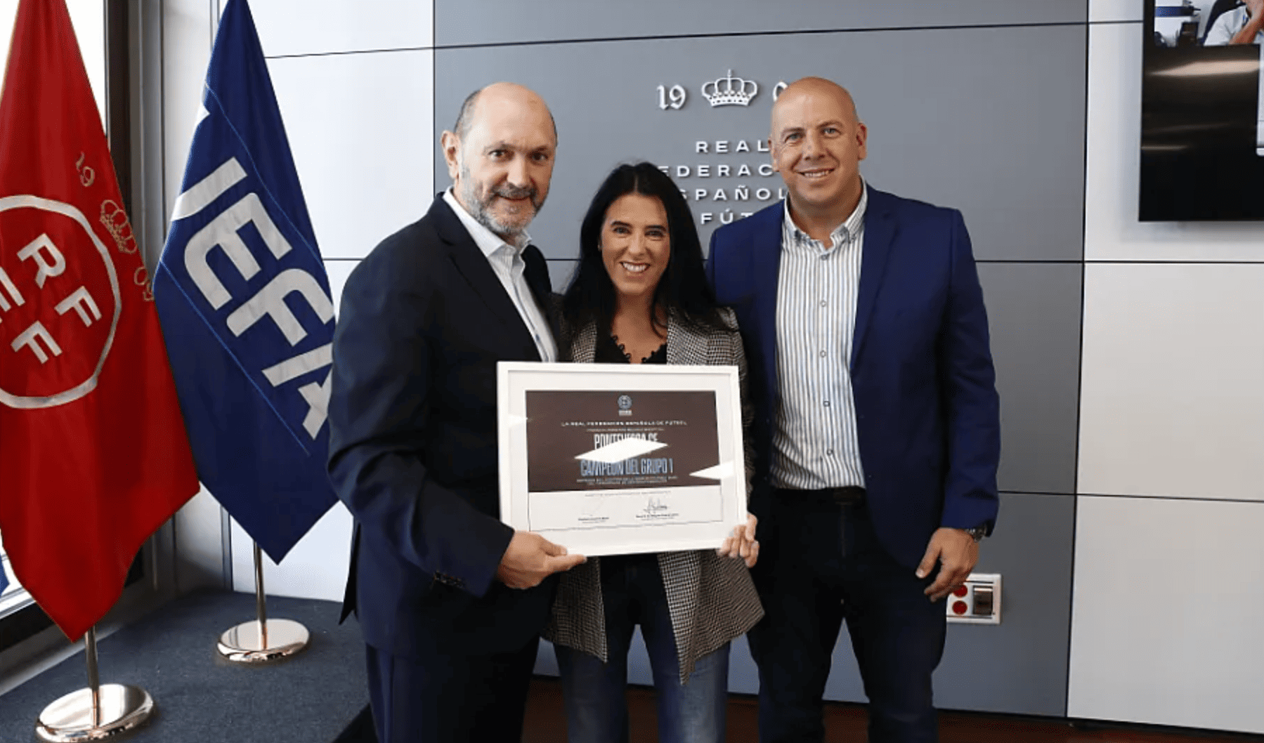 Rafael Louzán entrega a Lupe Murillo un diploma por el ascenso del Pontevedra