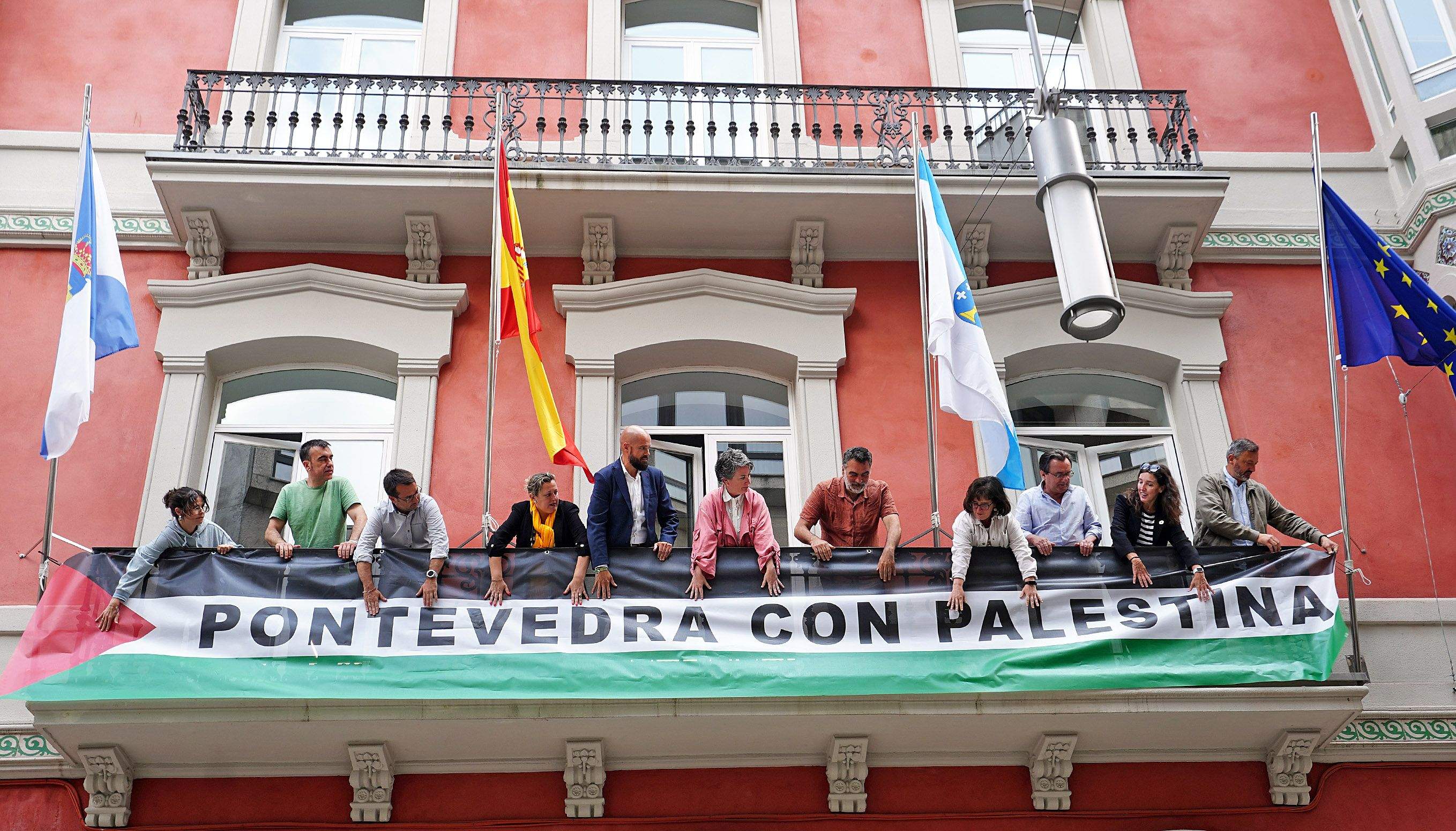Faldón desplegado en el Concello de Pontevedra de solidaridad con Palestina