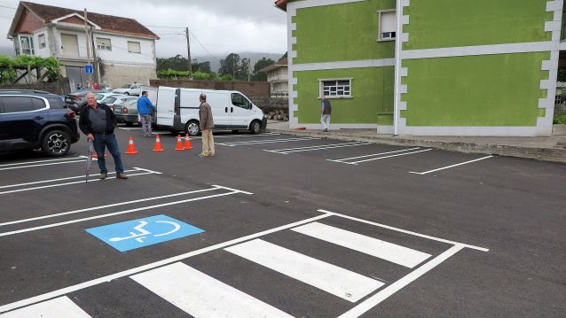 Un dos aparcadoiros habilitados ao pé da PO-531