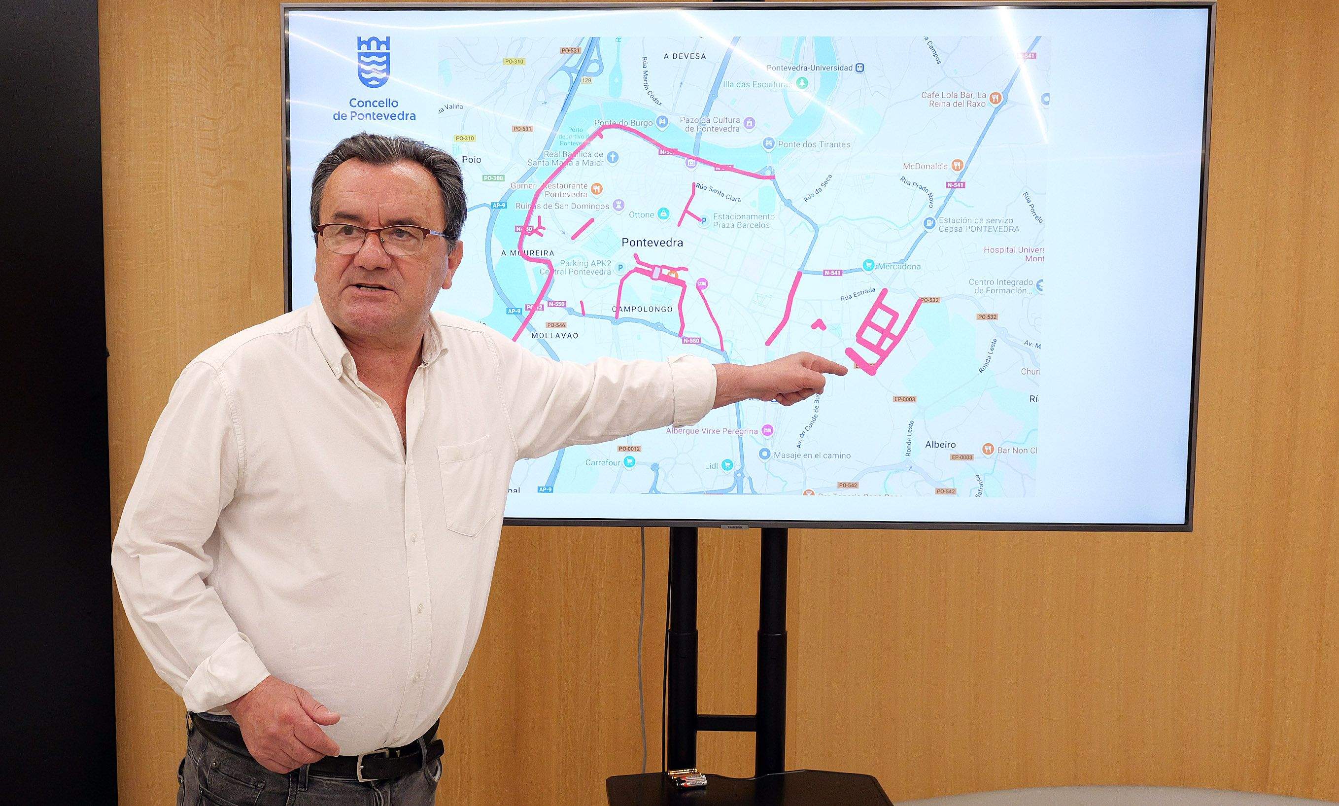 Raimundo González detallando obras incluidas en la modificación de crédito
