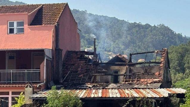 A cuberta do inmoble quedou totalmente estragada no incendio