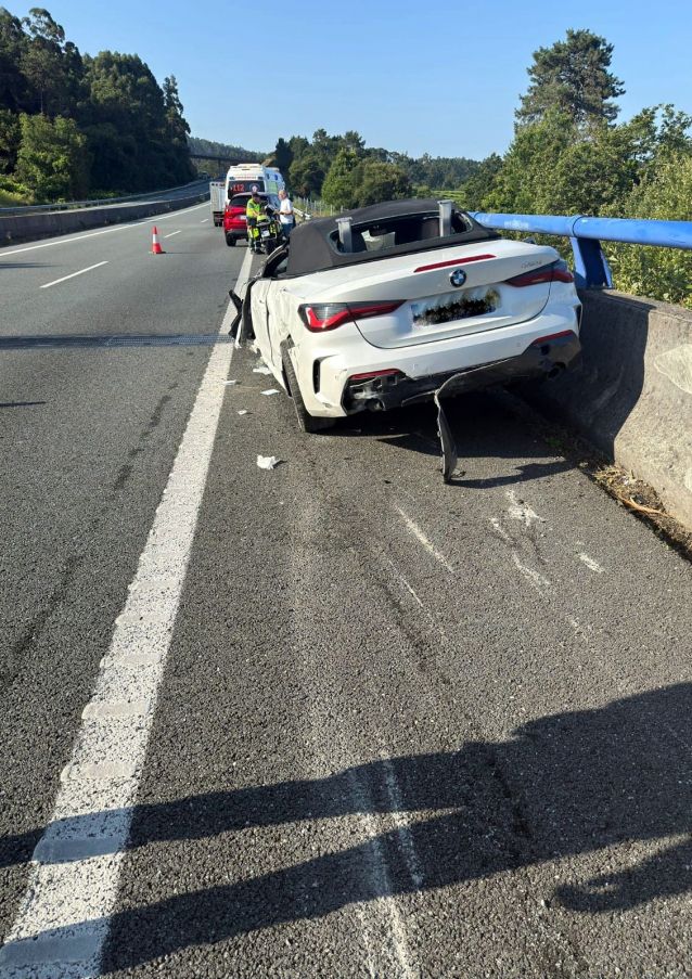 Vehículo accidentado na Autovía do Salnés Vehículo accidentado na Autovía do Salnés