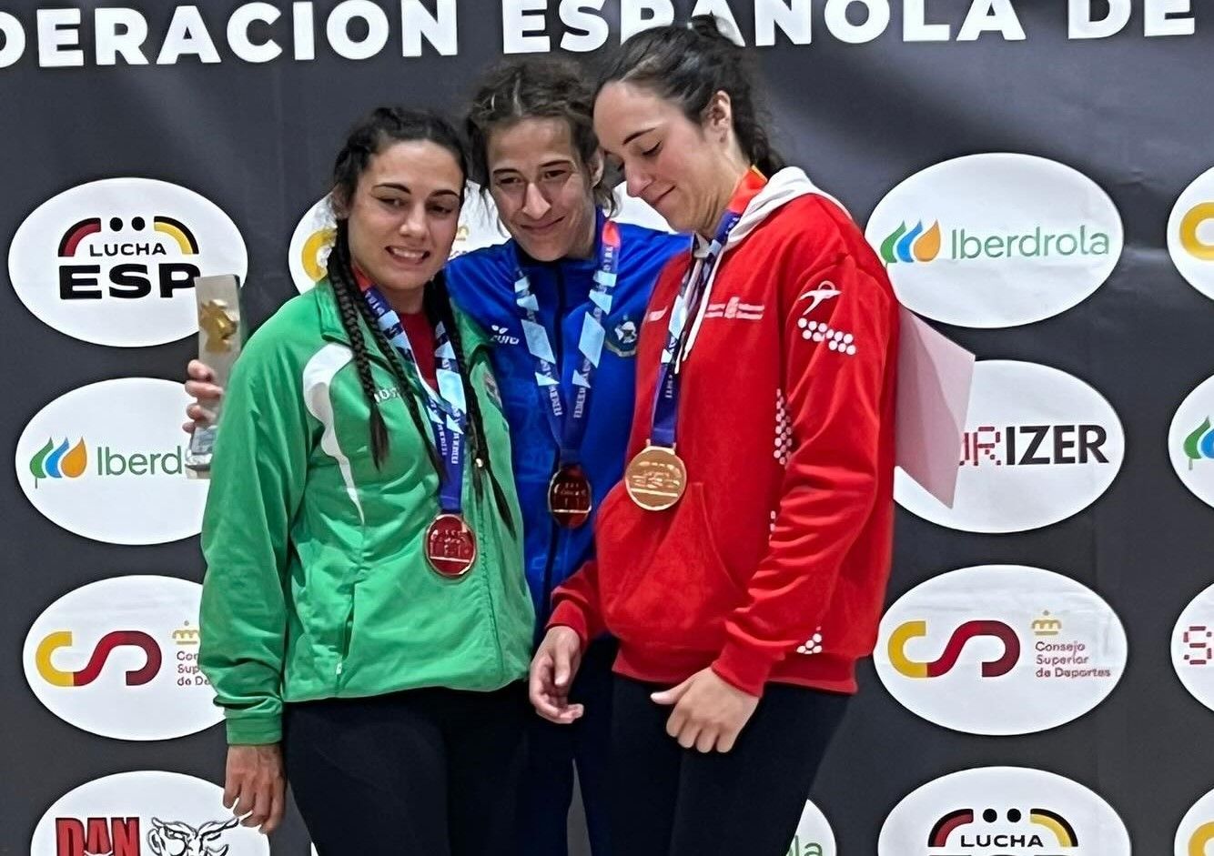 Lydia Pérez, en el podio del Campeonato de España de Lucha