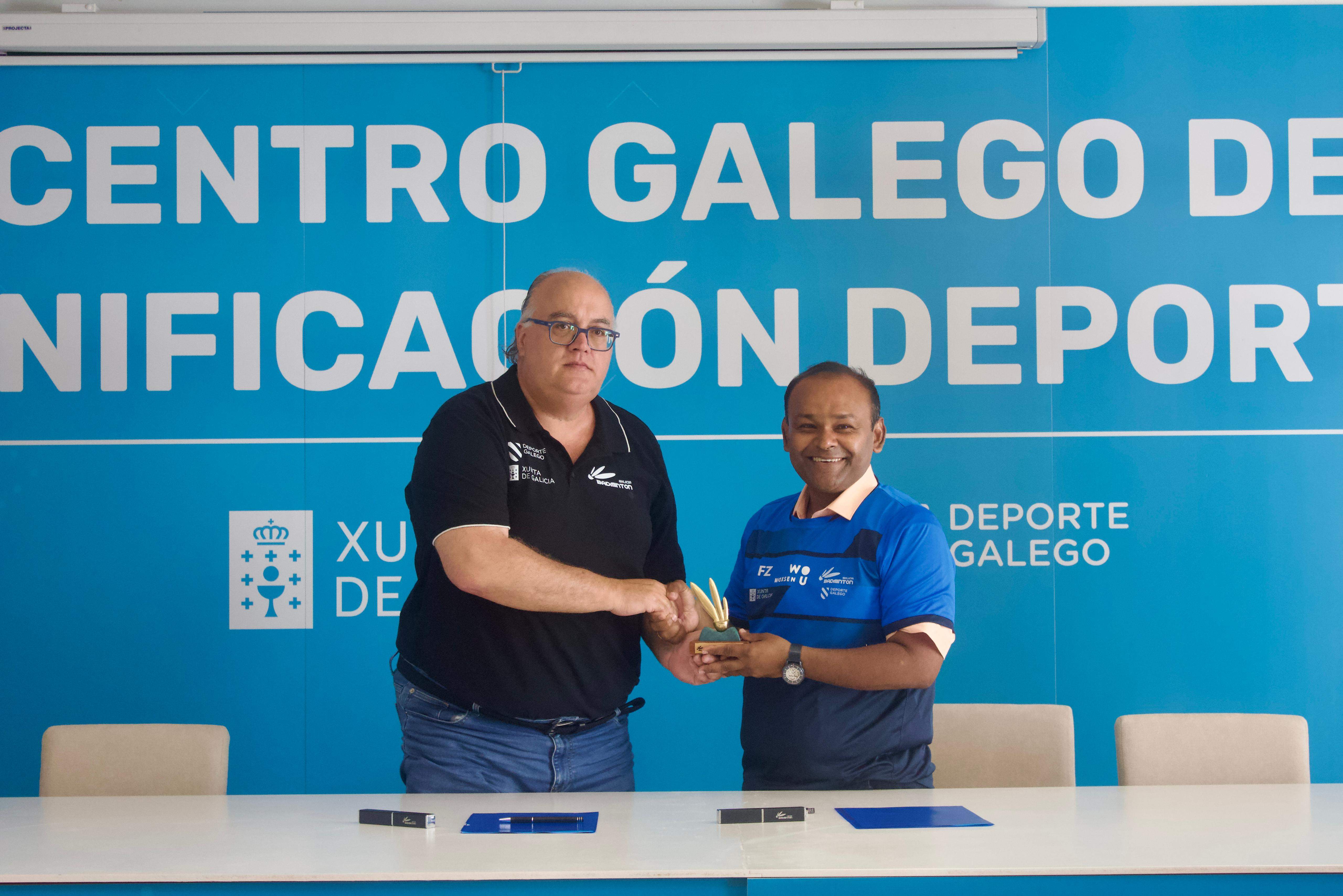 Sinatura da Federación Galega de Bádminton e a Universidad de Woxsen