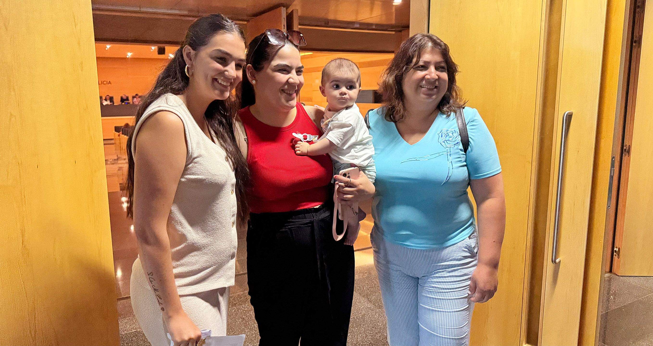 Lara Sartier, Candela Lozano (en nombre de su cuñado) y Soraya Arias, adjudicatarias de viviendas sociales en Valdecorvos