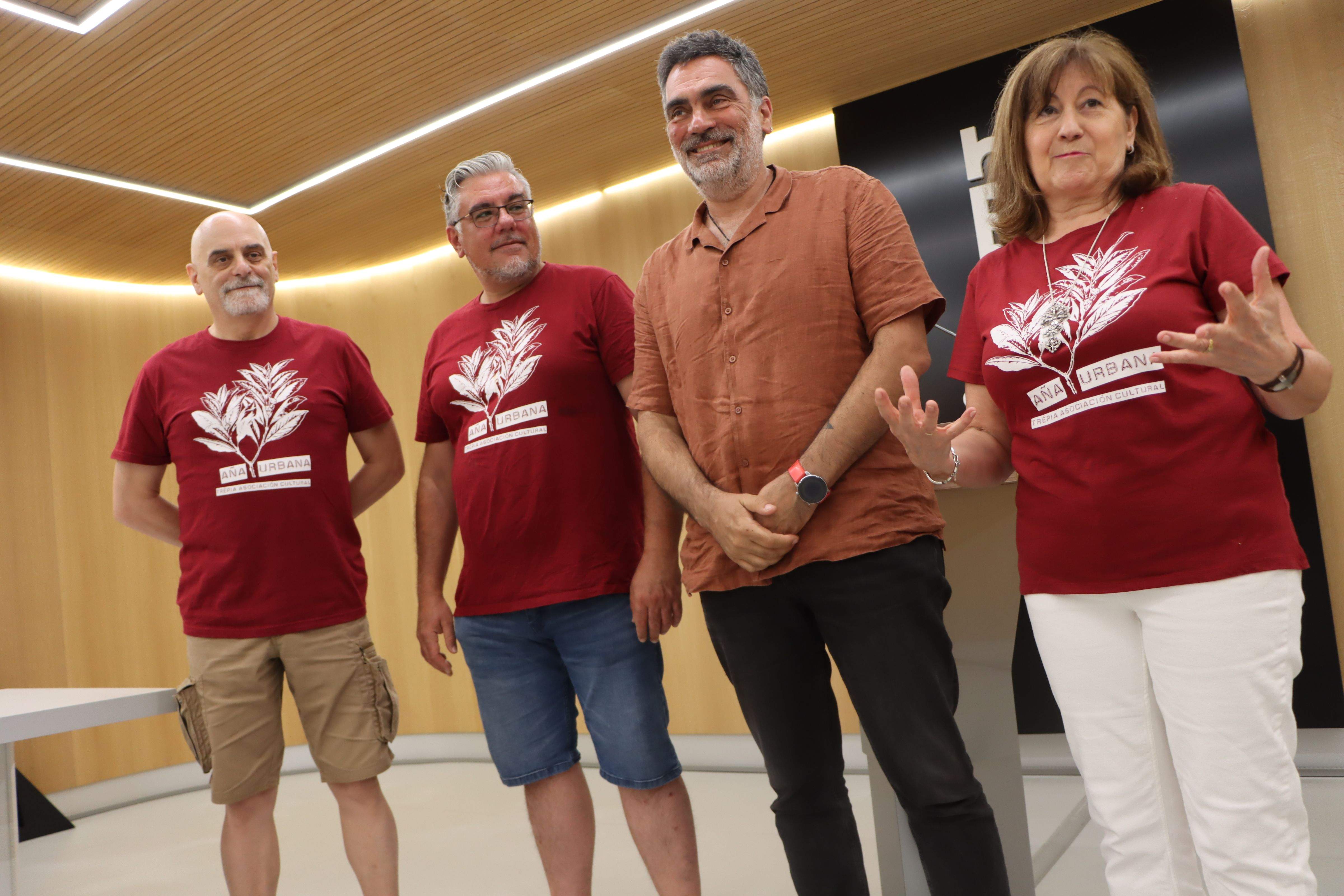 Integrantes de Trépia con Demetrio Gómez