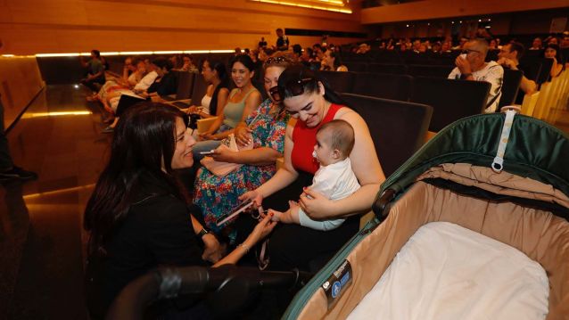 María Martínez Allegue con Candela Lozano, cuñada de un adjudicatario de vivienda en Valdecorvos