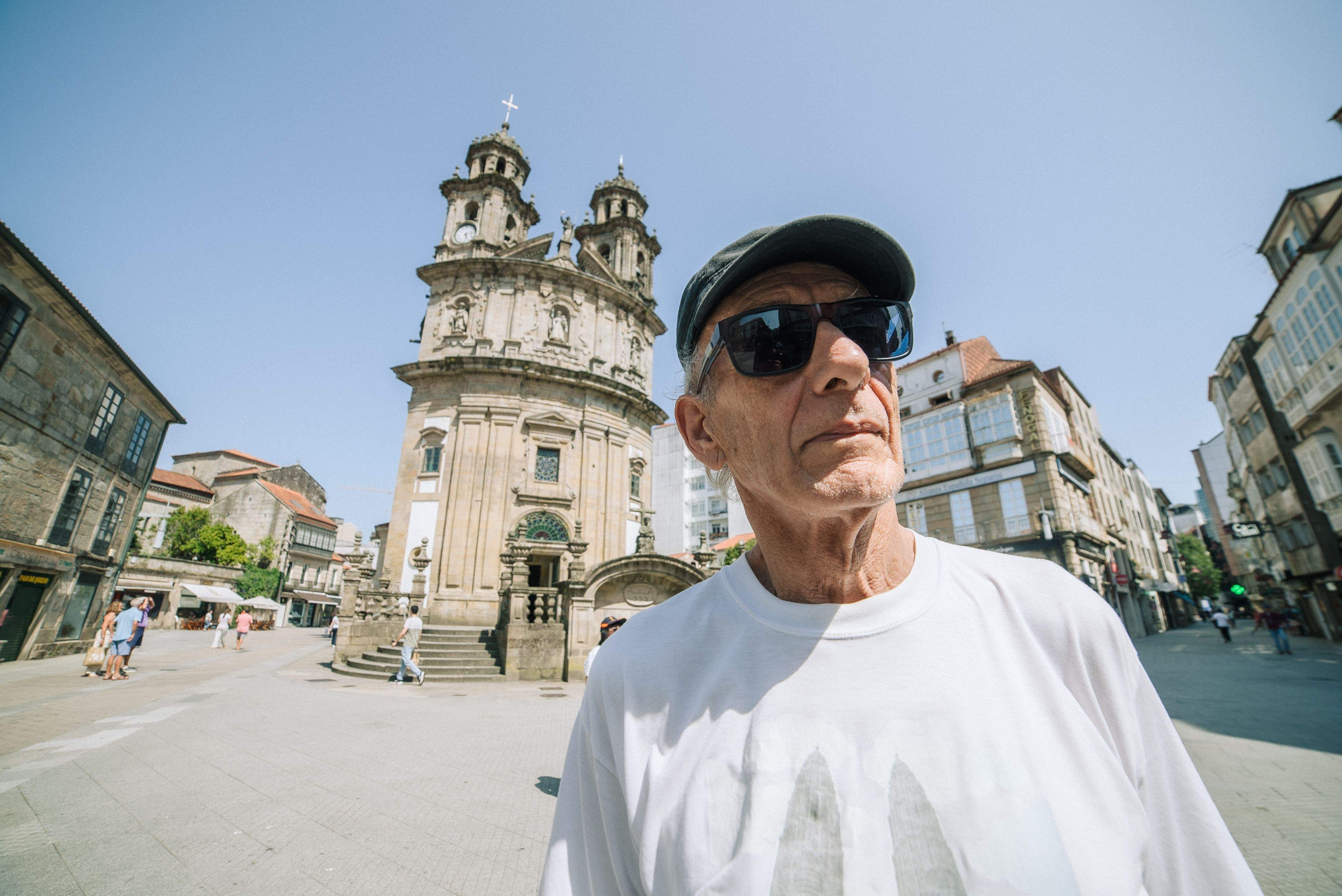 Patrick Warrener, xunto ao santuario da Peregrina
