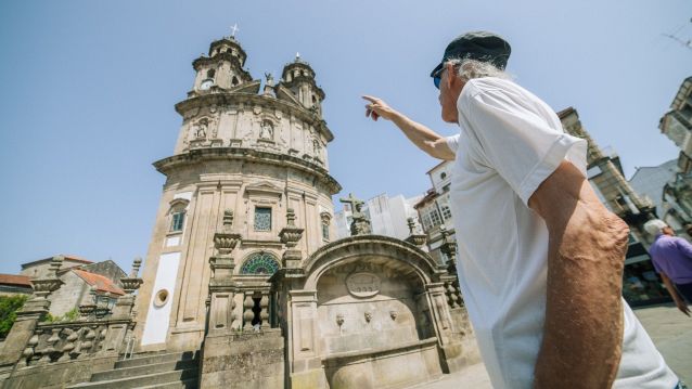 Patrick Warrener, xunto so santuario da Peregrina