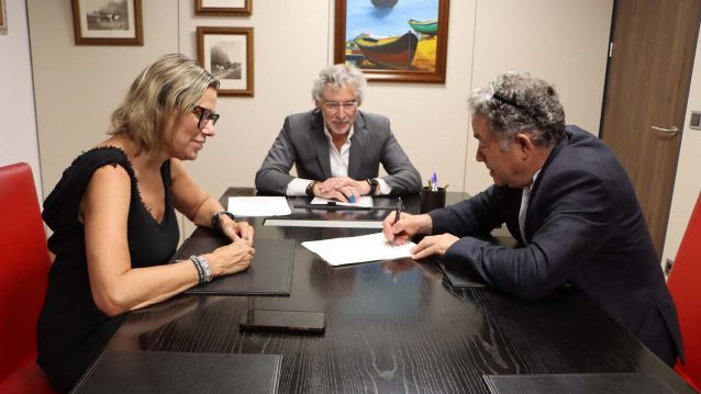 Miguel Anxo Fernández Lores firma ante notario la cesión de las tres parcelas municipales para vivienda