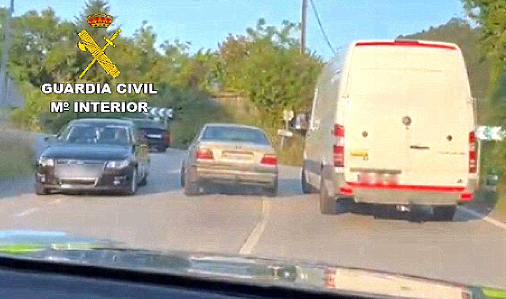 Vehículo á fuga circulando polo carril contrario