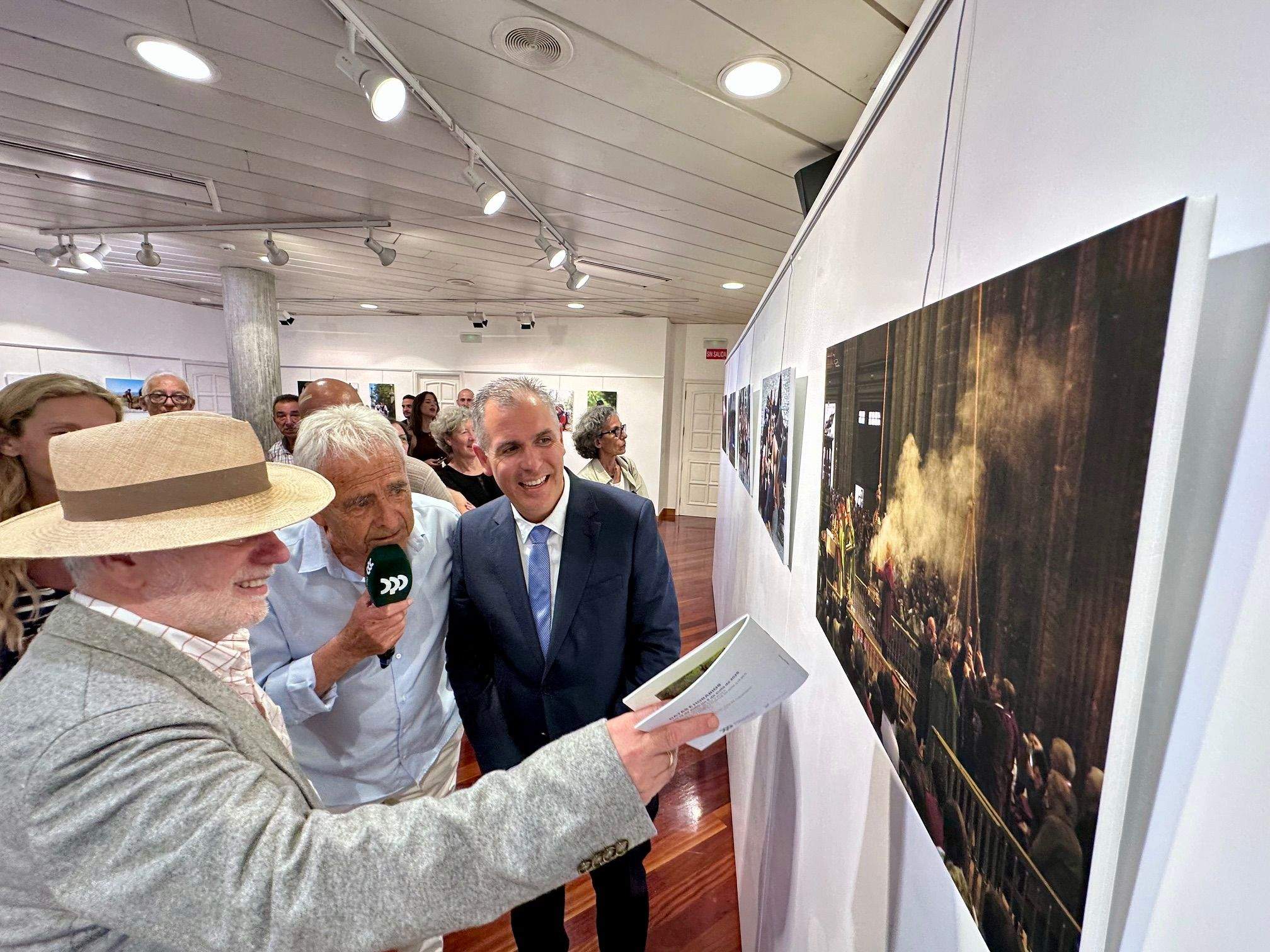 Tino Lores, Pepe Varela e Rafa Domínguez na inauguración da mostra