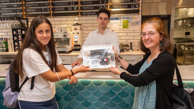 Entrega a los hosteleros de Sanxenxo de los QR con los menús traducidos Entrega a los hosteleros de Sanxenxo de los QR con los menús traducidos