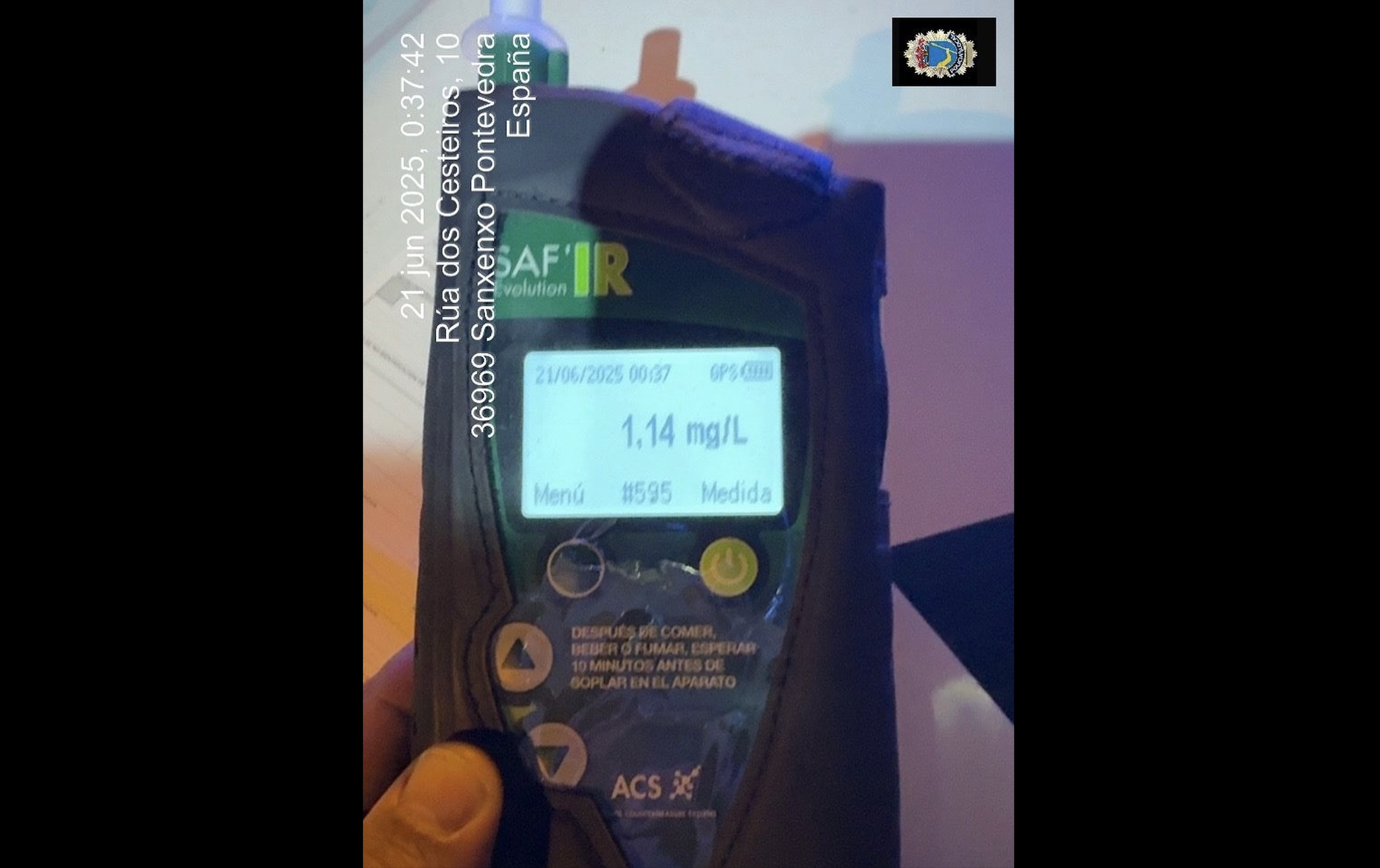 Control de alcoholemia a un motorista en Sanxenxo