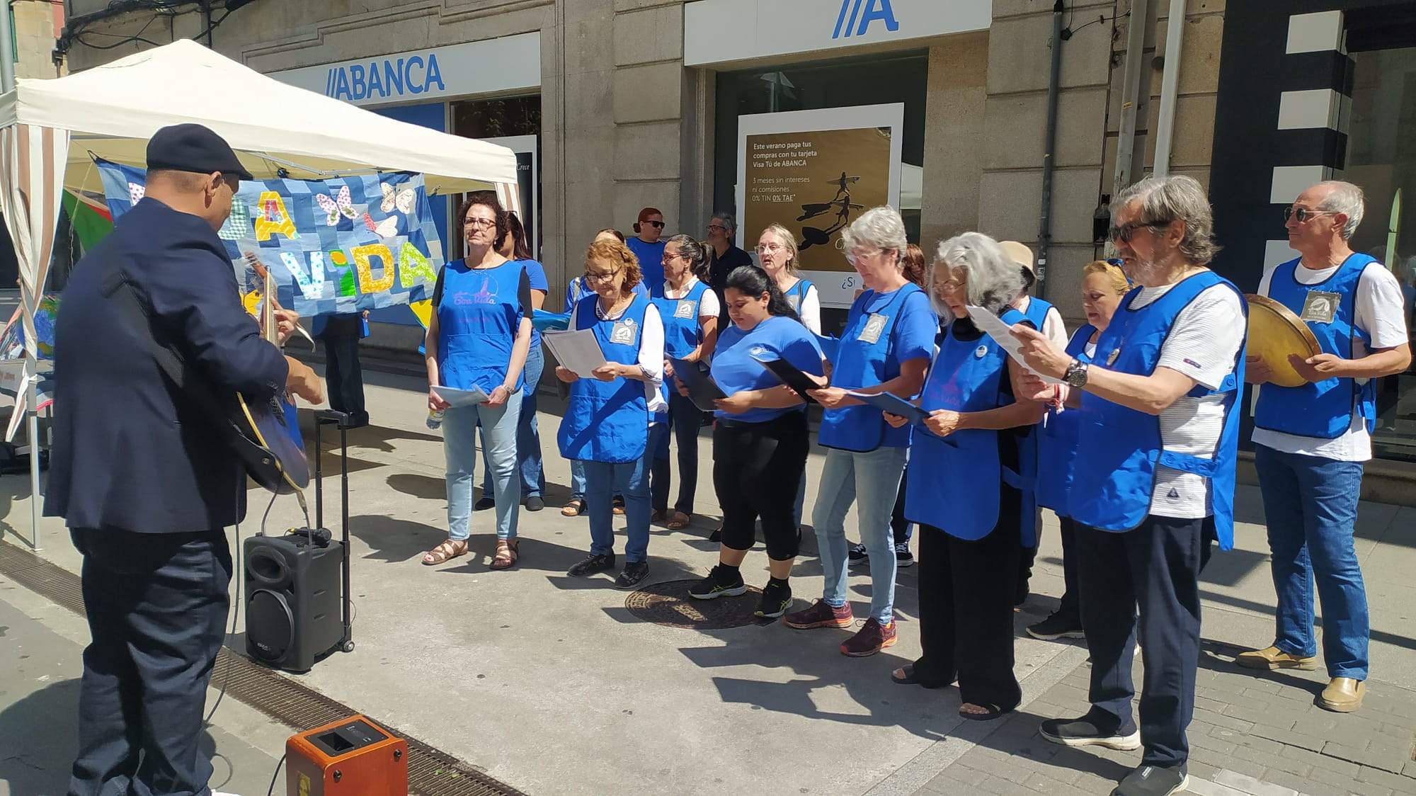 Actuación de un coro multicultural de la Asociación Boa Vida en Benito Corbal
