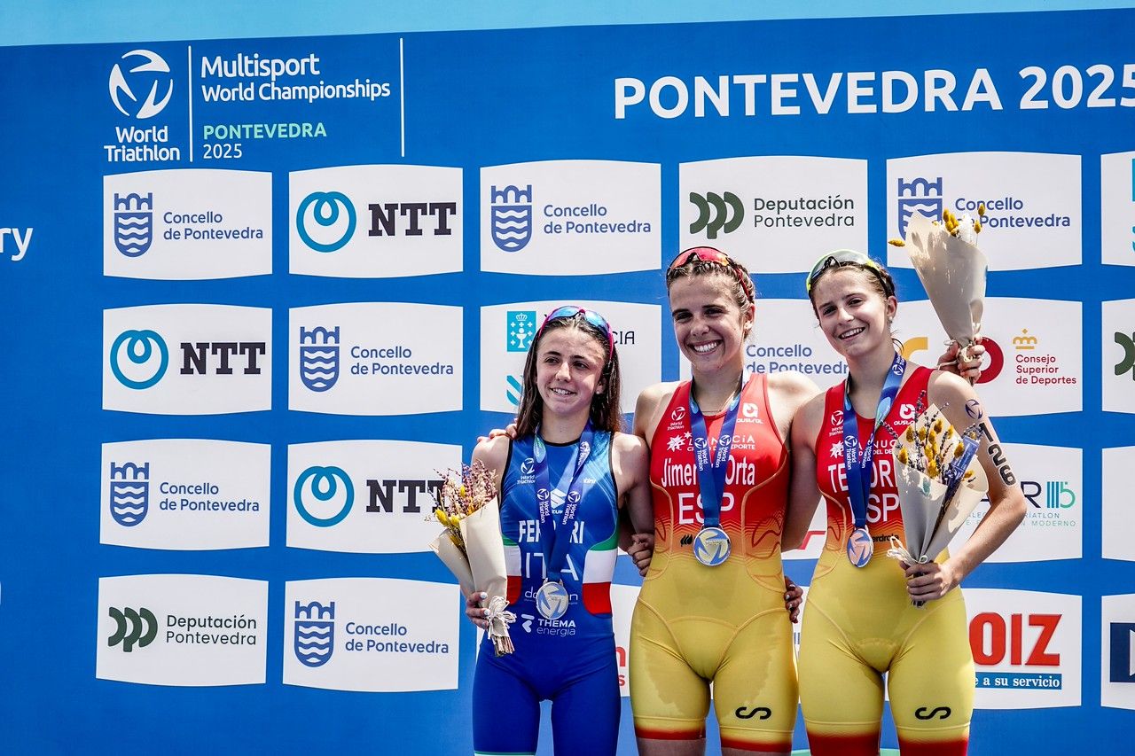 Podio júnior feminino dos Campionatos do Mundo Multideporte de Tríatlon