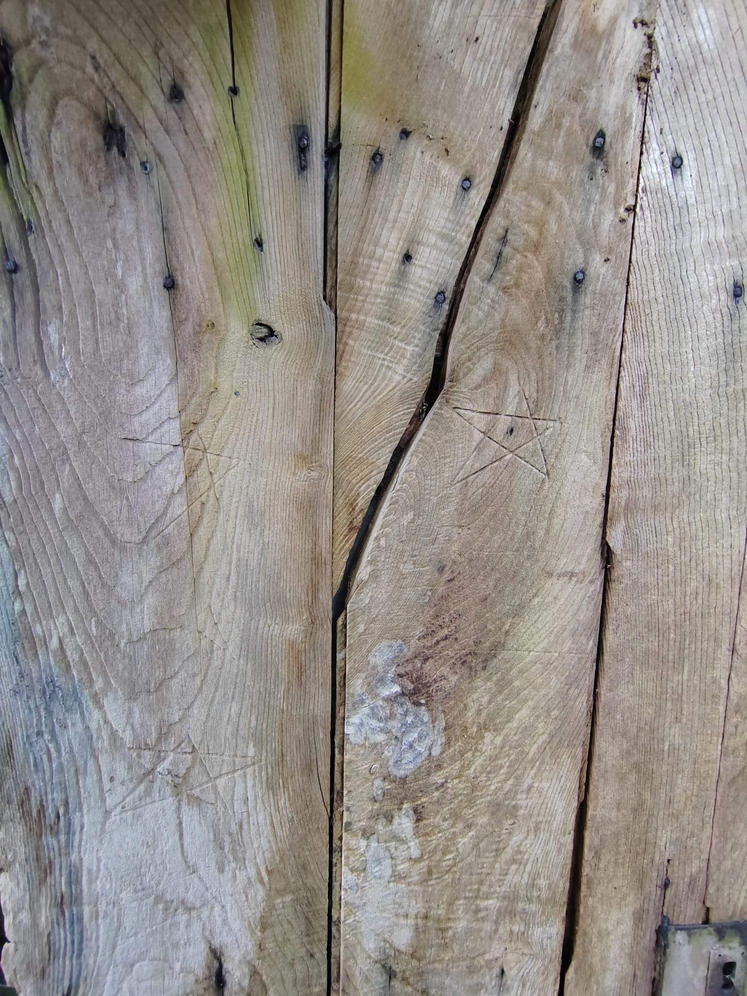 Símbolos protectores gravados na porta do muíño.
