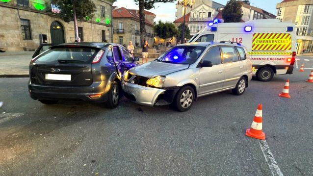 Os dous turismos implicados no accidente en Cambados