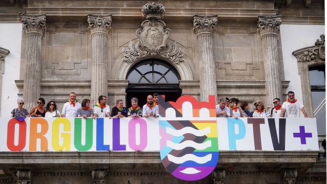 Inauguración de la pancarta del Orgullo PTV+ en la casa consistorial
