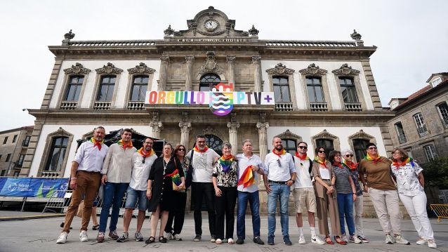 Inauguración de la pancarta del Orgullo PTV+ en la casa consistorial